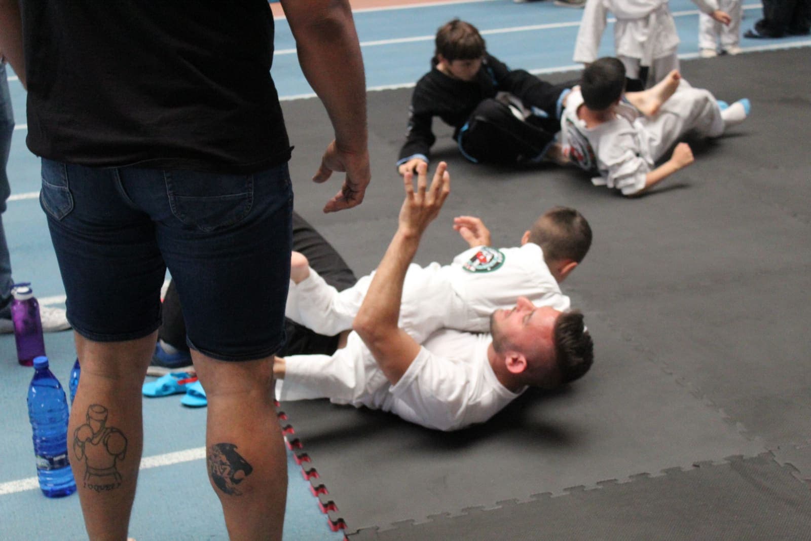 Clase de jiu-jitsu de niños en el tatami