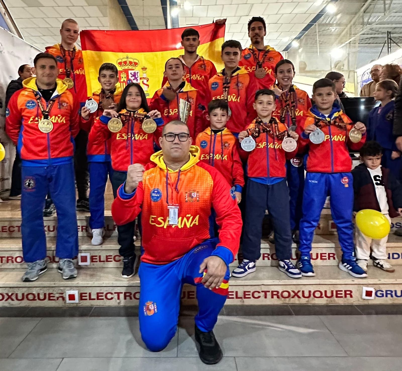 El equipo con las medallas del Campeonato del Mundo, la bandera de España y el trofeo, junto al Mestre Javier Sales